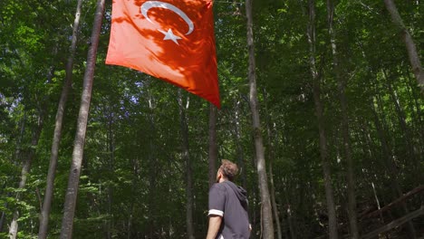 Ziviler-Teenager,-Der-Die-Türkische-Flagge-Begrüßt.